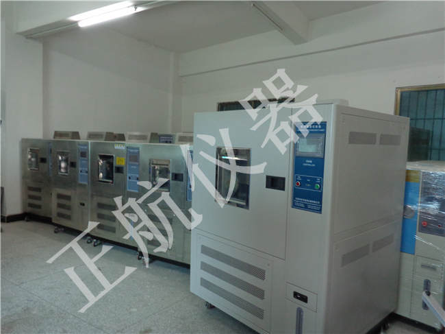 烤漆高低温试验箱直视图